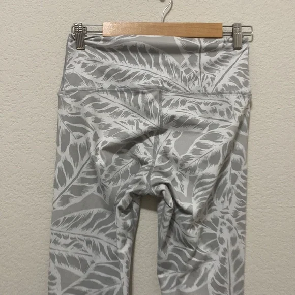 Alo Yoga Palm Springs airbrushed white leggings leaves stripes women's medium - Picture 10 of 11